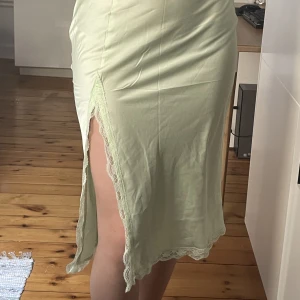 somrig satinkjol - ett otroligt fin kjol i satin-liknande material som har bara varit använd en gång. säljer pga den kommer inte till användning. skriv för att diskutera priset eller köpa! 😊🤍