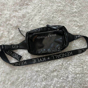 Väska från Kendall + Kylie - Superfin väska från Kendall + Kylie. 🥹 ❌Dragkedjan är sönder på ett ställe (se bild 3, men går ändå att öppna och stänga!)❌