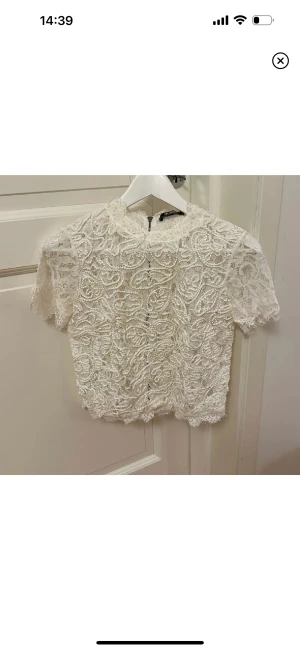 Zara topp spets - Säljer denna såå söta toppen från zara❤️passar perfekt nu till sommaren eller studenten🥰 aldrig använd