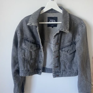 Jeansjacka - Vårig jeansjacka från Zara. Fint skick & sparsamt använd.