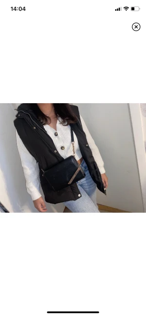 Zara dum väst  - Zara din väst i färgen svart 