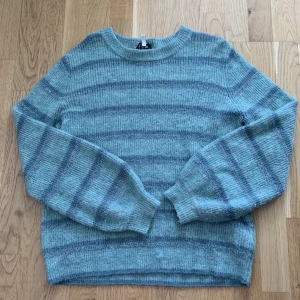 Stickad tröja - Jättemjuk och fin blå/turkos randig stickad tröja, inga defekter! Storlek M. Köpare står för frakt