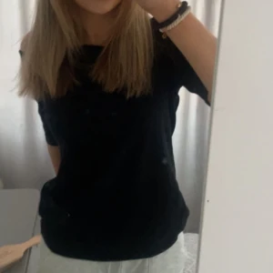 Off shoulder tröja - Så snygg svart off shoulder tröja, köparen står för frakt 💗