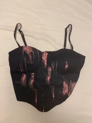 Crop top från cider  - Crop top från cider som säljs då den är för liten för mig.  Storlek: XS Pris: 50