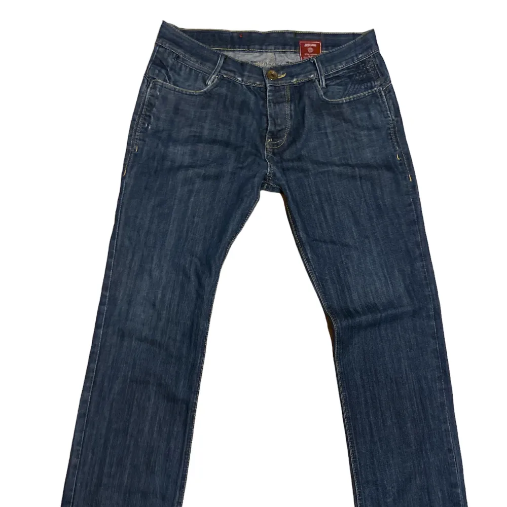 ett par lågmidjade jeans ifrån Jack & jones. Använda, men bra skick! . Jeans & Byxor.