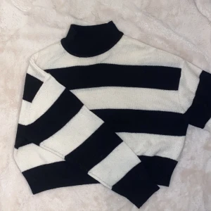 randig stickad tröja🍂 - randig stickad tröja från h&m köpt förra året men inte så mycket använd💗jätteskön och kliar inte ett dugg, krage som går att vika ner om man inte gillar den🥰