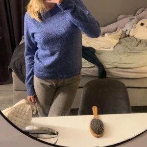Stickad tröja  - Blå stickad tröja, knappt använd!!❣️