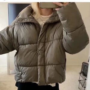 Grön jacka - intressekoll på min fina vinterjacka!! Köptes här på plick, väldigt bra skick! Säljer vid bra prisförslag❣️