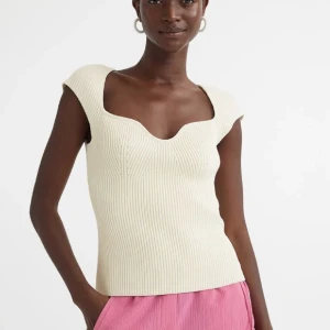 Superfin ribbad topp - Ribbad topp från hm, aldrig använd med prislapp kvar💖 Nypris 400kr!