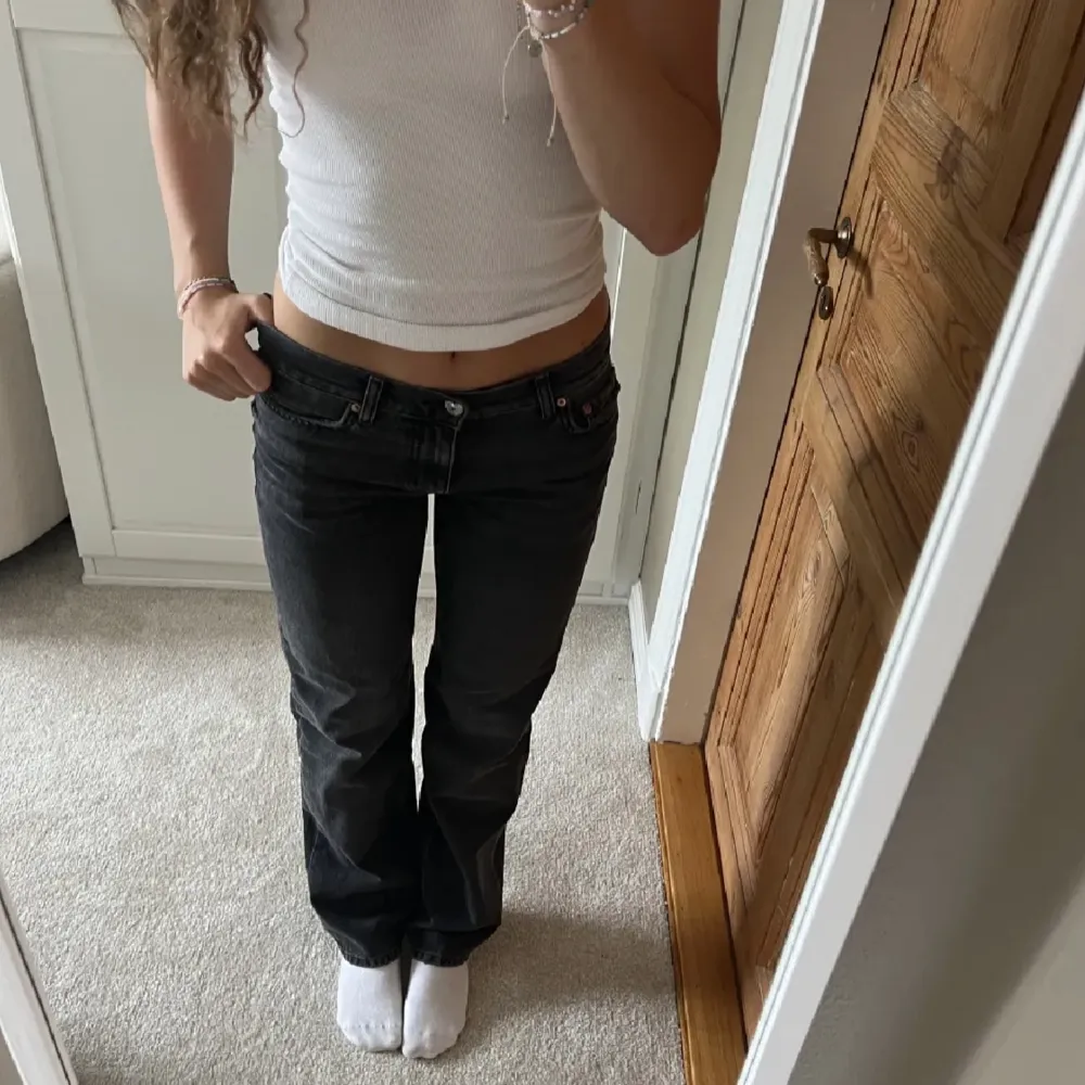 Säljer vidare jättefina grå/svarta jeans köpta på plick då dom inte passade mig! (Lånade bilder från tjejen innan) Hör av dig om du har nåra frågor💕250+frakt. Jeans & Byxor.