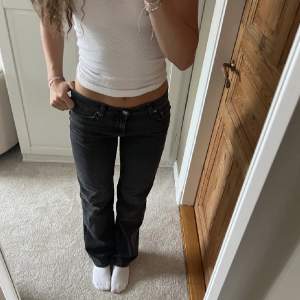 Säljer vidare jättefina grå/svarta jeans köpta på plick då dom inte passade mig! (Lånade bilder från tjejen innan) Hör av dig om du har nåra frågor💕250+frakt