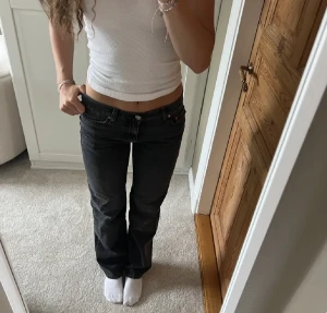 Gina jeans - Säljer vidare jättefina grå/svarta jeans köpta på plick då dom inte passade mig! (Lånade bilder från tjejen innan) Hör av dig om du har nåra frågor💕250+frakt