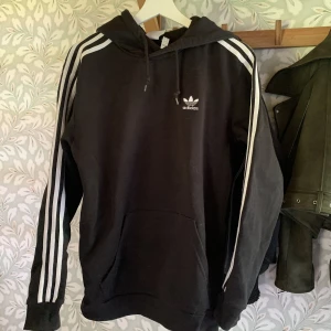 Adidas Hoodie - Svart hoodie ifrån adidas, bra skick.
