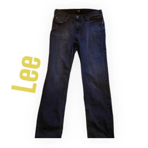 Lee jeans - Supersnygg svart lee jeans! Inga defekter alls! KÖPAREN STÅR FÖR FRAKTEN! Kontakta innan köp eller vid flera frågor!:)