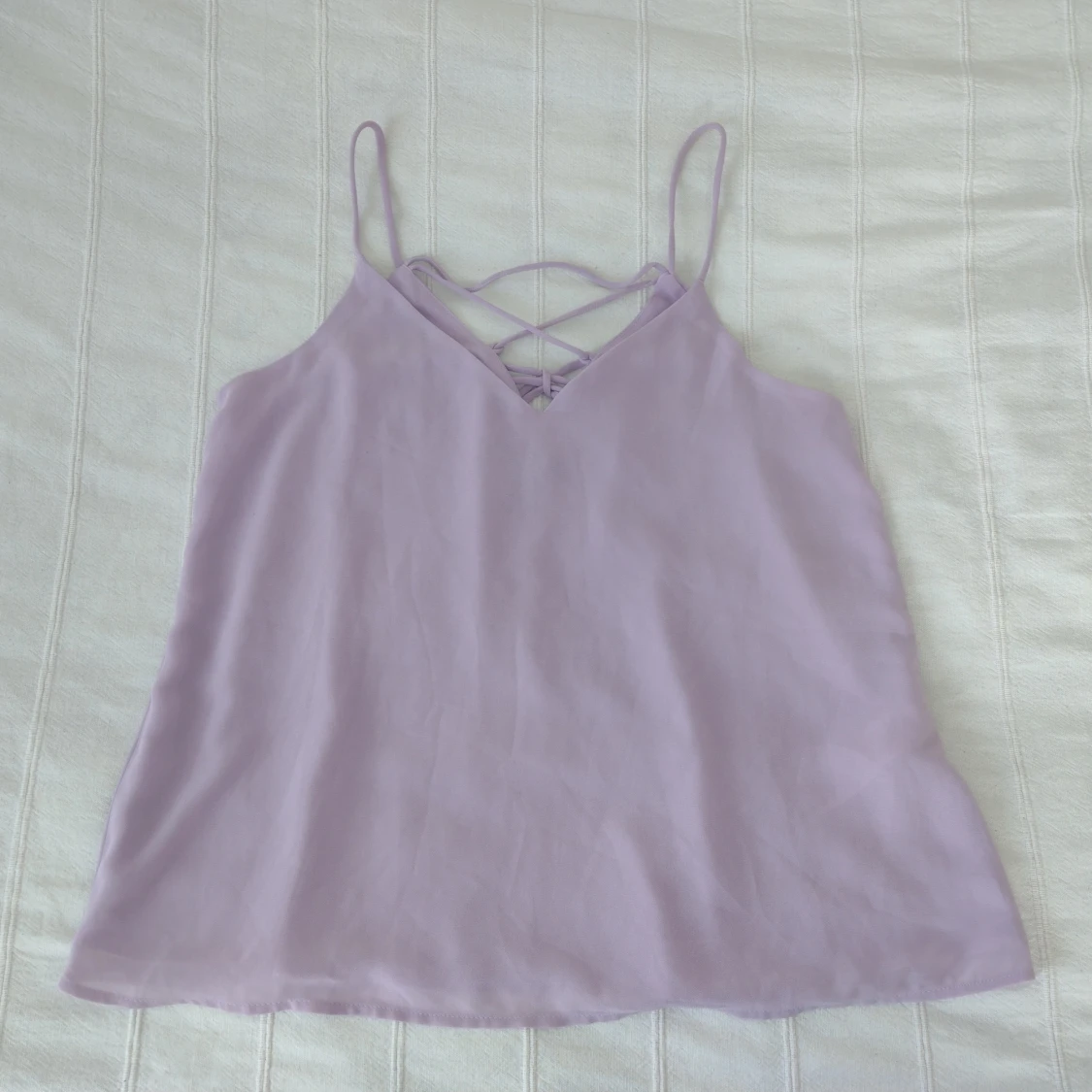 Ljuslila flowy topp/linne med smala band och knytning i ryggen - storlek 34