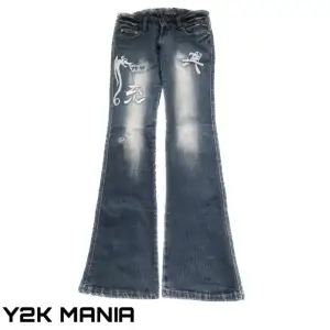 y2k bootcut jeans från märket Crazy Queen, midjemått 37cm, innerbenslängd 99cm, benöppning 22cm