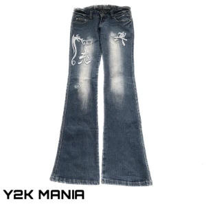 y2k bootcut jeans - y2k bootcut jeans från märket Crazy Queen, midjemått 37cm, innerbenslängd 99cm, benöppning 22cm