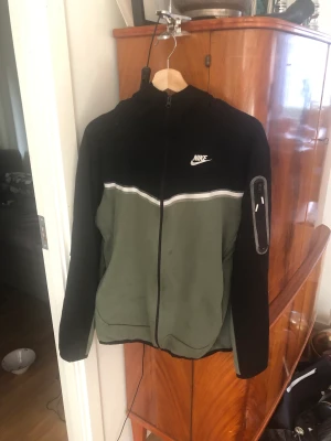 nike tech - säljer min nike hoodie den är lite smutsig men ska tvättas innan den skickas, säljer pågrund av att den inte har kommit till användning😁