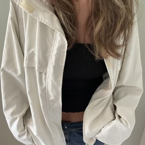 Vit vindjacka  - Vit vindjacka som är använd men i bra skick. 