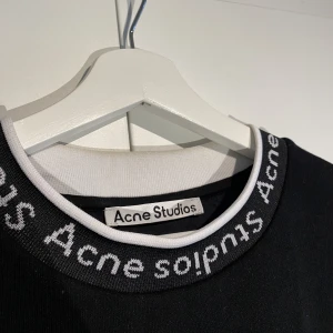 Acne Studios Neck Logo Sweater  - Hej, säljer en Acne Studios Sweatshirt i svart färg. Tröjan är i väldigt bra skick. Nypris runt 3500kr. Storlek S men oversized så passar även M. Priset är inte hugget i sten. Hör av dig vid frågor. 