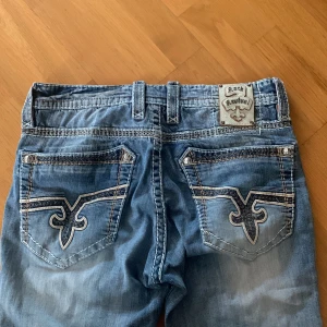 Rock revival jeans - Snygga jeans från rock revival🫶tyvärr för stora för mig därför jag säljer:) straight passform i mkt bra skick