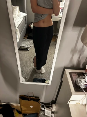 Långkjol  -  svart lång kjol används inte så säljer dom den. Pris kan diskuteras. 