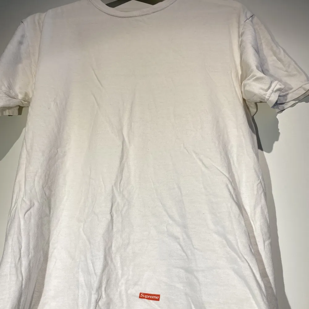 Hej, säljer en basic vit Supreme t-shirt i storlek Small. Den är i bra skick. Klassiska märket långt ner på tröjan. Priset är inte hugget i sten. Hör av dig vid frågor.. T-paidat.
