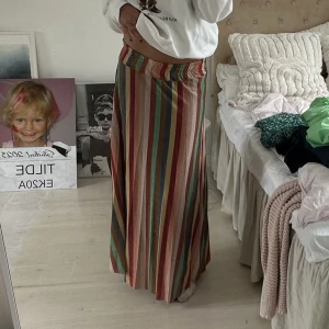 Långkjol - Så himla cool glittrig långkjol! Jag brukar ha storlek 36/38 och är 170 cm lång!🤍