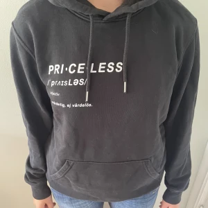 Hoodie priceless svart - Svart hoodie, knappt använd och i gott skick ⭐️