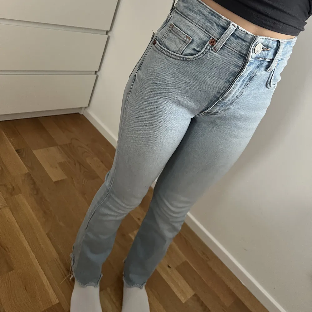 Hej! Säljer mina fina zara jeans då de ej kommer till användning🤍  Hör gärna av er vid frågor o funderingar //Moa 🤍. Jeans & Byxor.