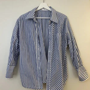 Skjorta - Oanvänd skjorta från mango.  Storlek xs.