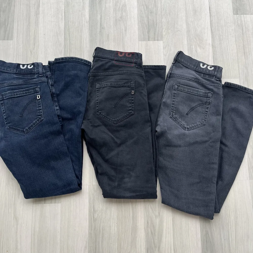 Nr1 grisch jeans finns till salu till bra pris och i riktigt bra skick. Storlek 30. 650/st eller 1800kr för alla prutat och klart! Hör av dig för mer bilder på jeansen//Lukas. Jeans & Byxor.