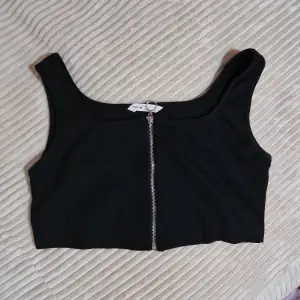 En svart tröja med blixtlås från shein 