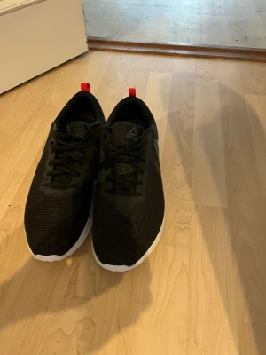 Reebok - Reebok tränings skor. Väldigt sköna och knappt använda. Inga ytliga skador eller slitage.