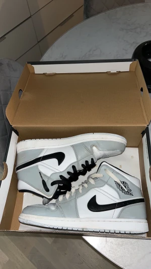 Jordan 1 mid  - Jordan 1 mid light Smoke grey Andvänd fåtal gånger nypris runt 4000kr 