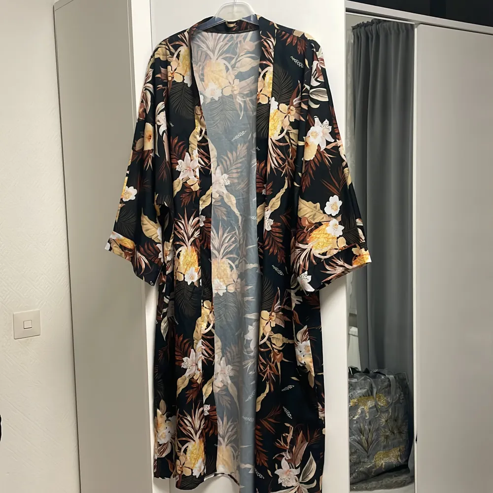 Jättehärlig kaftan i blommig design. Den är i standard storlek och helt ny. Passar perfekt till en semester eller en varm sommarkväll☀️. Blusar.