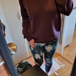 Plommon färgad tröja  - Vringad tröja perfekt till höstgarderob