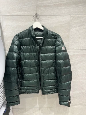 Moncler Acorus - Storlek: 2 (passar S-M) Skick: 8/10 pga flawn på knappen men annars väldigt bra!  Kvitto finns kvar  3.500 kr