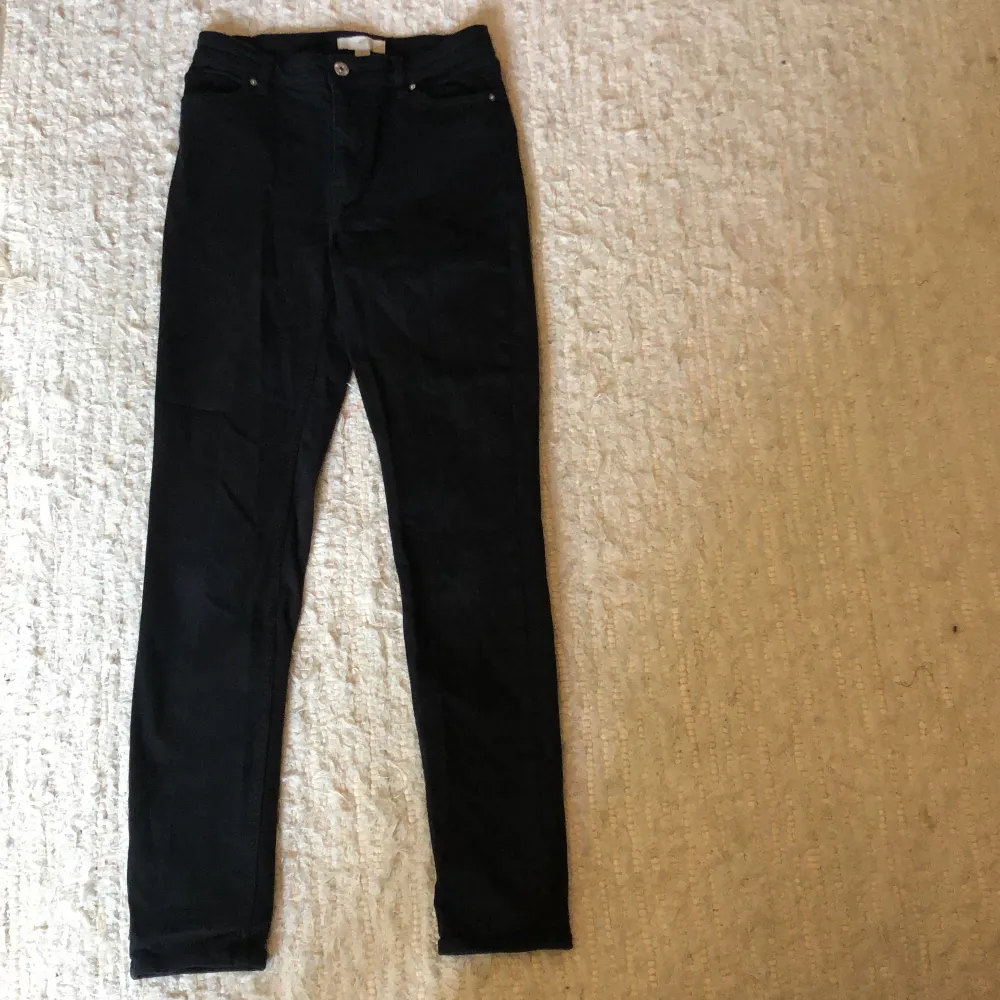Slim, High waisted svarta jeans från hm . Jeans & Byxor.