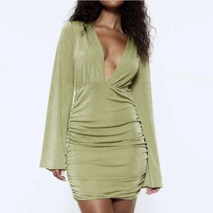 Lojsan Wallin klänning - Jättesnygg klänning från lojsan wallins kollektion för nakd, aldrig använd med lappen kvar 🤍