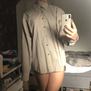 Skjorta från batistini  - Skjorta från Batistini. Min pappas gamla så kan inte svara så mycket om den men den är hel och alla knappar kvar.