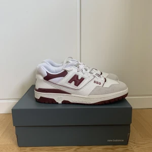 New Balance 550 röd vita  - Storlek 44.5, knappt använda, kvitto finns och går att hämta i Stockholm. 