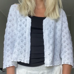 Virkad kofta🙈 - Jättesöt virkad kofta med trekvartsärm💗knappt använd så den är som ny!:)