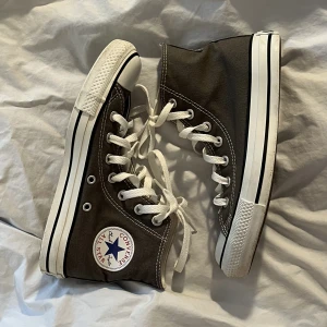 Grå höga converse storlek 37,5 - Mörkgrå höga Converse i storlek 37,5. Fint skick.