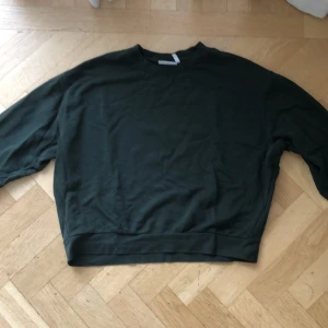 Mörkgrön college tröja från weekday  - Använd en del men inte så sliten. Pris kan diskuteras 