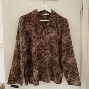 djurmönstrad skjorta  - snygg skjorta med zebra och fyrkantsmönster typ!! köpt på humana från början