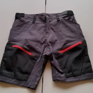 Nya shorts utan lappar storlek 40 - Nya shorts utan lappar  storlek 40 Man kan spänna dom i midjan  
