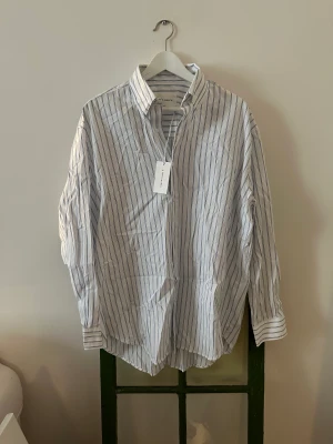 A day’s march Milton skjorta - Ny med tags kvar. Vit med blå ränder. Nypris 995:-. Fynd!!!