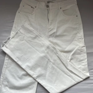 Vita straight jeans  - Säljer nu dessa super snygga jeans som tyvärr blivit för små på mig. Storlek 38 och skulle Säga att de är väldigt Sanna till storlek. Endast använda 2-3 gånger annars så gott som nya, köpta för 499kr 