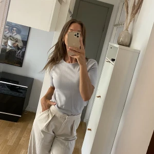 Ljusblå t-shirt  - Ljusblå ribbstickad t-shirt från H&M, aldrig använd. Stl:S, något lösare i passformen 